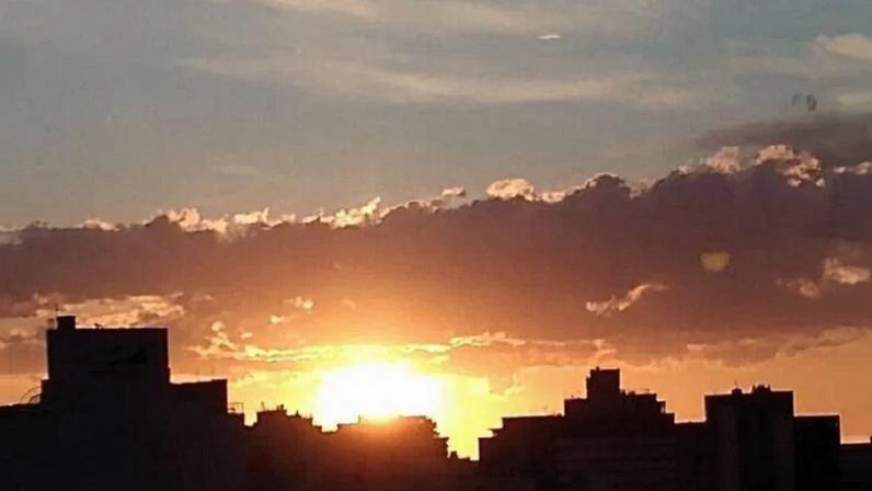 Mesmo com pancadas de chuva, Curitiba teve muito calor no carnaval de 2026 e terminou a festa batendo recorde de calor (Foto: Curitiba, PR por Maria Josélia Augusta)