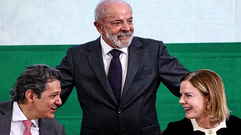 O presidente Lula, o ministro da Fazenda, Fernando Haddad, e a ministra de Relações Institucionais, Gleisi Hoffmann, em 4 de dezembro de 2025. Foto: Marcelo Camargo/Agência Brasil
