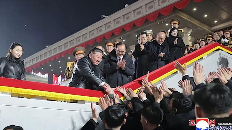 El líder norcoreano, Kim Jong-un, junto a su hija, saluda a los asistentes al desfile militar celebrado el miércoles en Pyongyang.