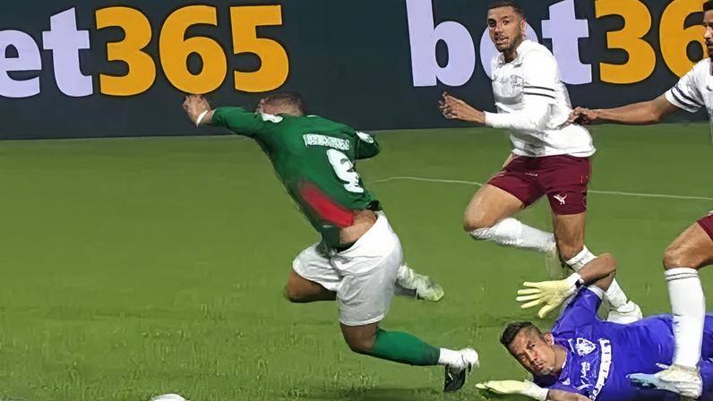 Vitor Roque caiu na área e o árbitro apitou pênalti