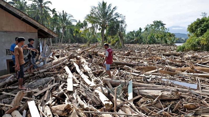A community settlement in Pidie Jaya Regency destroyed by flooding. Image by Junaidi Hanafiah/Mongabay Indonesia.