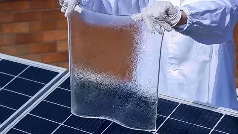 O revestimento de hidrogel para painéis solares desenvolvido pela PolyU aumenta a eficiência da geração de energia