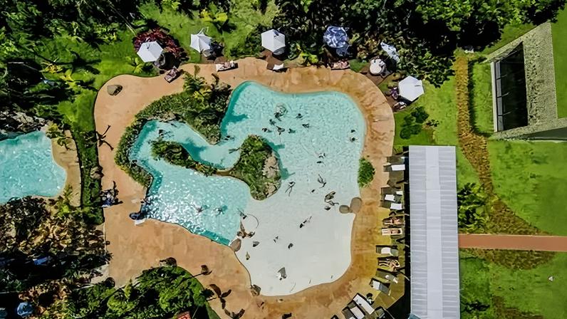 Uma das oito piscinas do Santa Clara Eco Resort, com infraestrutura sofisticada para famílias