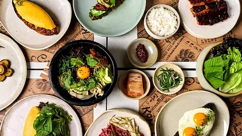 Confira casas que celebram, em 2026, 10 anos de sucesso em São Paulo. Na foto, pratos variados de um dos principais nomes da gastronomia coreana da cidade, o Komah