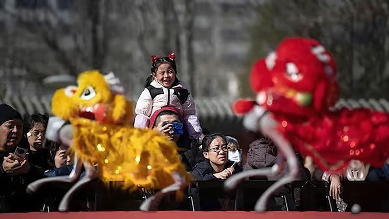 Un espectáculo con robots con forma de perro durante las celebraciones del Año Nuevo chino en el templo de Beiding Niangniang el martes en Pekín.
