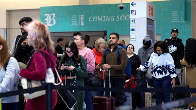 Travellers wait to board a plane at the Dallas Fort Worth International Airport in Fort Worth, Texas, U.S., January 23, 2026. REUTERS/Alyssa Pointer/File Photo