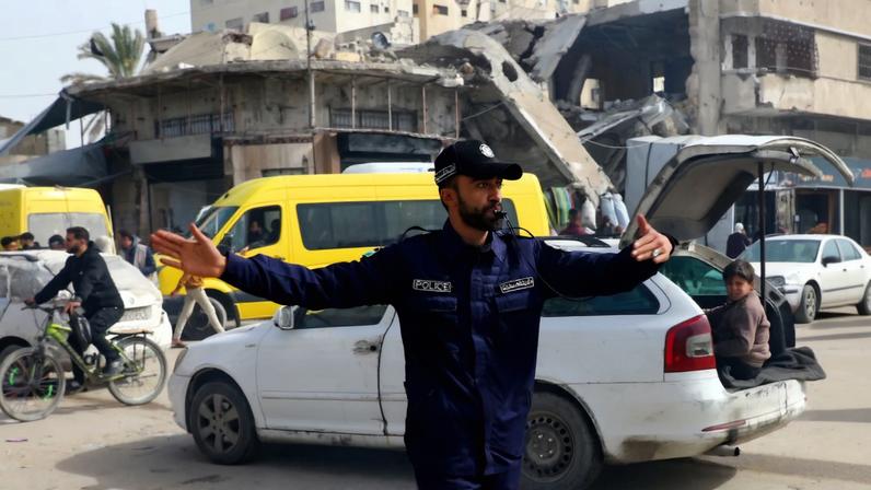 A Hamas Police officer directs traffic in Gaza City, January 28, 2026. REUTERS/Stringer/File Photo