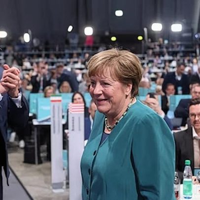 A sombra de Merkel acompanha Merz um ano após vitória eleitoral