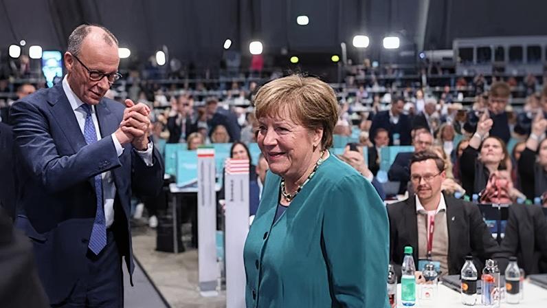Friedrich Merz, canciller alemán y líder democristiano, con Angela Merkel, este viernes en Stuttgart, en el congreso de la CDU.