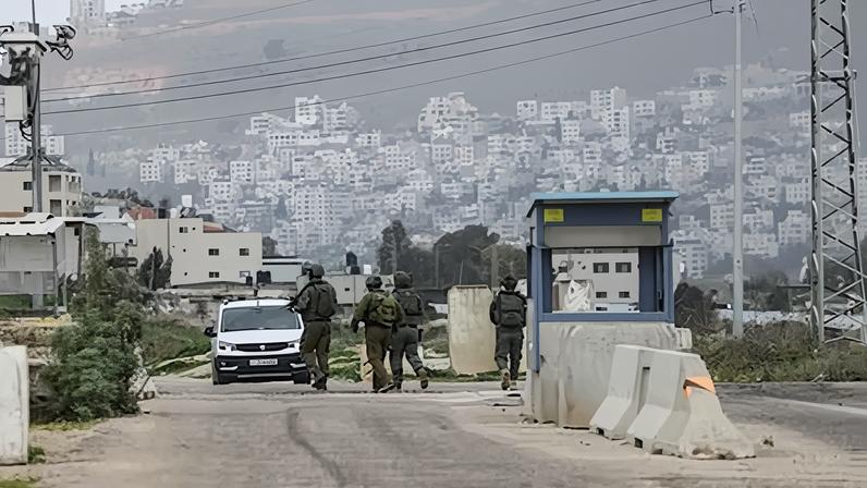 Soldados israelíes en un puesto de control en la localidad de Nablus.