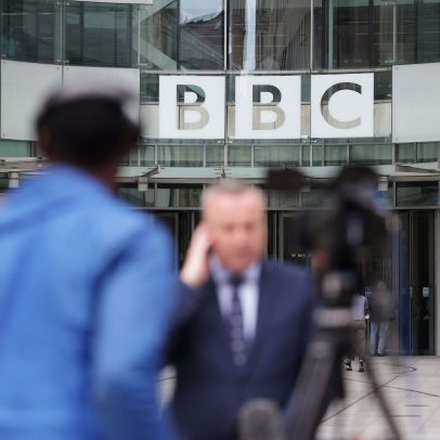 BBC pede desculpas por veicular insulto racial de convidado com Tourette