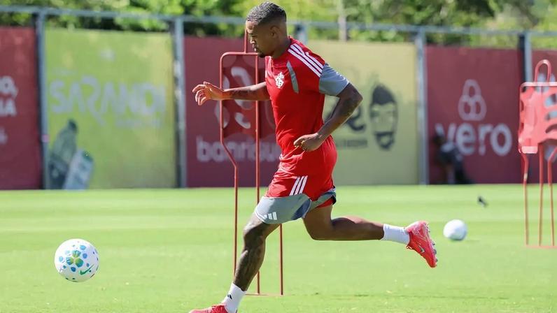 Alerrandro pode estrear frente ao torcedor colorado (Foto: Ricardo Duarte/SC Internacional)