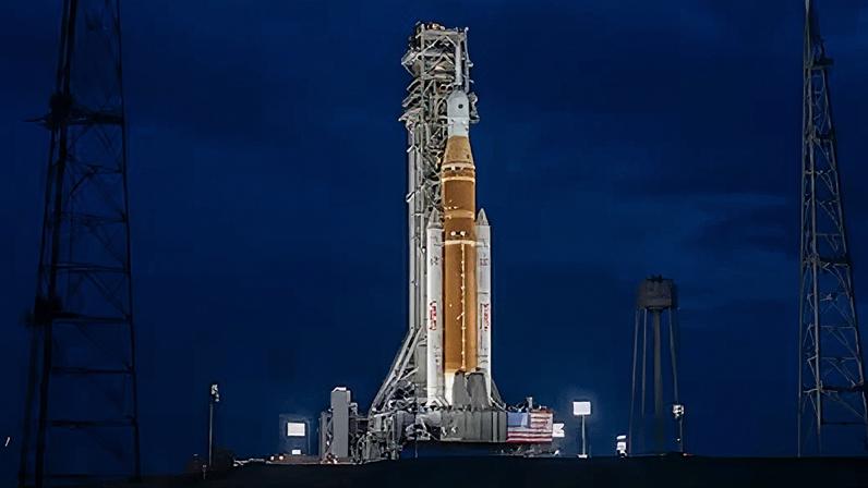 El cohete SLS, que lanzará la nave Orion de la misión Artemis 2, este miércoles en la rampa de lanzamiento del Centro Espacial Kennedy en Florida (EE UU).