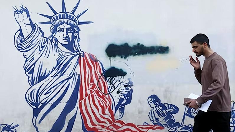 Un iraní pasa ante un cartel antiamericano en Teherán, este jueves.