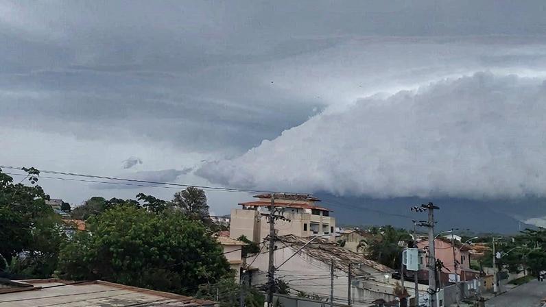 Nuvens carregadas ainda se formam sobre o estado do RJ na última semana de fevereiro e provocam mais chuva (Foto: Rio das Ostras, RJ,Larissa Portela)