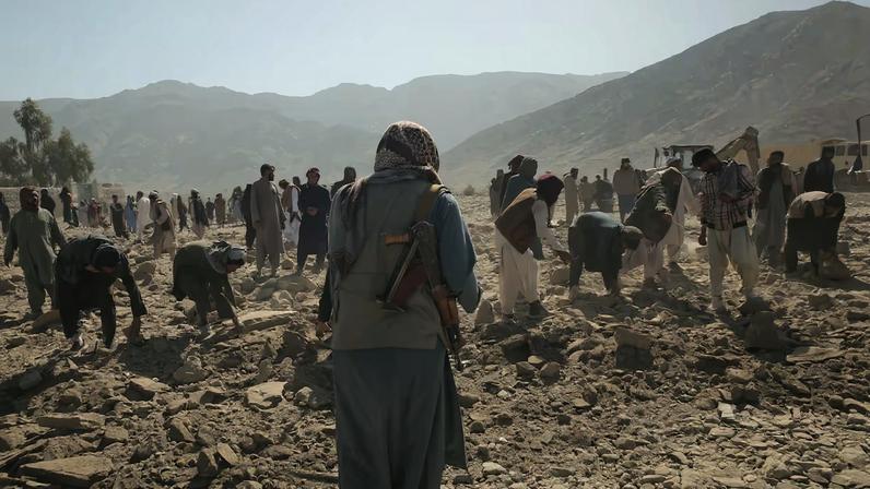 Talibanes y residentes locales inspeccionan la escena de un presunto ataque aéreo paquistaní cerca de la frontera entre Pakistán y Afganistán en Nangarhar, el pasado domingo.