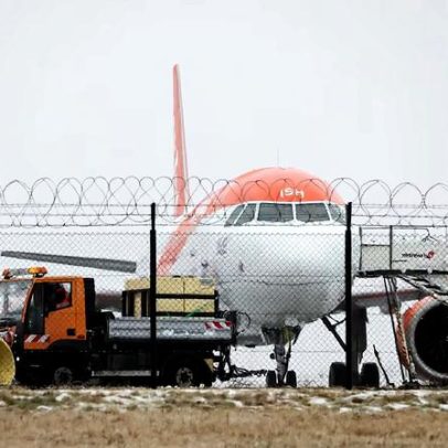 Aeroporto de Berlim reabre lentamente após gelo negro manter voos parados