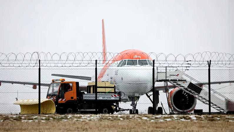 Berlin Brandenburg Airport closed due to ice on tarmac