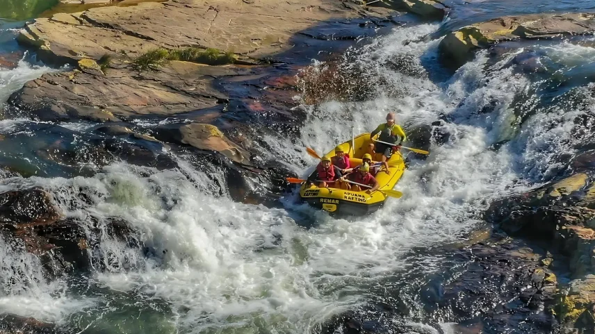 Rafting em Santo Amaro da Imperatriz, na Grande Florianópolis, é opção para quem quer fugir do agito do carnaval. (Foto: Apuama Rafting/Divulgação)