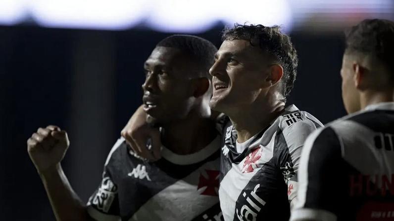 Rayan comemora seu gol ao lado de Vegetti em jogo do Vasco (Foto: Jorge Rodrigues / Agif / Gazeta Press)