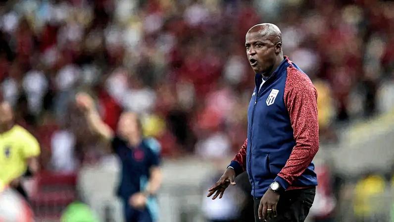 Reinaldo em ação como técnico, após anos como jogador em período que se destacou por Flamengo e São Paulo. (Thiago Ribeiro/Gazeta Press)