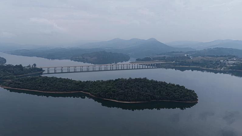 Temporais, típicos do verão, não são efeicientes para elevar o nível dos rios e represas. A chuva precisa ser regular por muitas semanas. (Foto: represa Atibainha, SP, Getty Images)