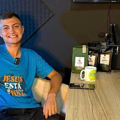 Adolescente usa venda de café para financiar missões e evangelismo