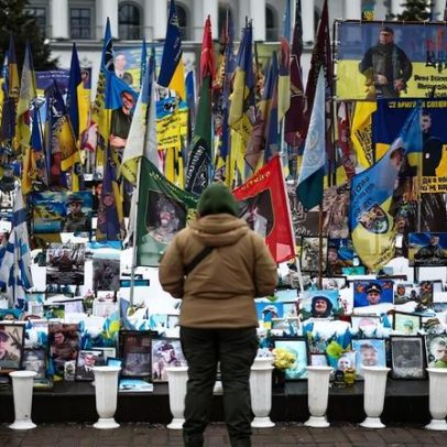 Conflito Rússia-Ucrânia entra no quinto ano com foco em diplomacia e combate