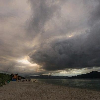 Frente fria aumenta chuva e reduz calor no Sul do Brasil