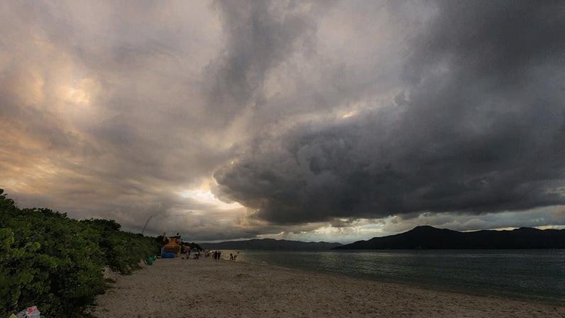 Frente fria aumenta chuva e reduz calor no Sul do Brasil