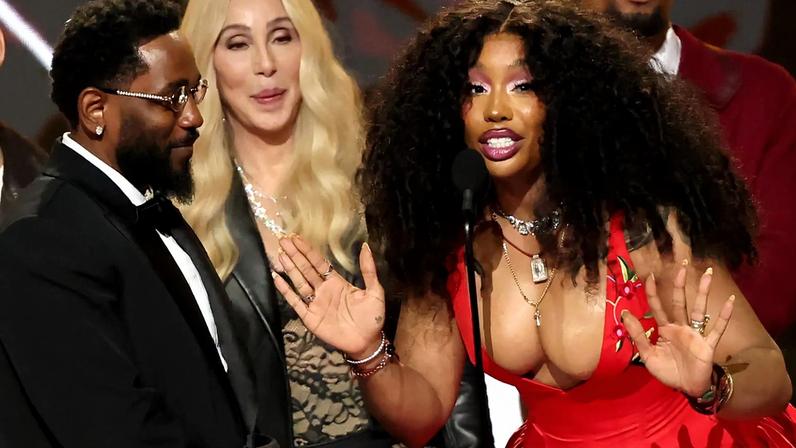 LOS ANGELES, CALIFORNIA - FEBRUARY 01: (L-R) Kendrick Lamar and SZA accept the Record Of The Year award for "luther" onstage during the 68th GRAMMY Awards at Crypto.com Arena on February 01, 2026 in Los Angeles, California. (Photo by Kevin Winter/Getty Images for The Recording Academy)