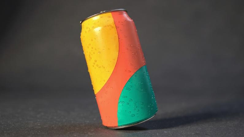 Imagem, em fundo laranja, de uma lata de refrigerante colorida sem marca definida.