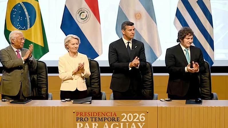 Desde la izquierda: los presidentes del Consejo Europeo, António Costa, de la Comisión Europea, Ursula von der Leyen, de Paraguay, Santiago Peña, y de Argentina, Javier Milei.