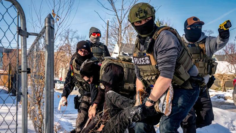 Agentes federales detienen a una persona en Minneapolis, el 3 de febrero.