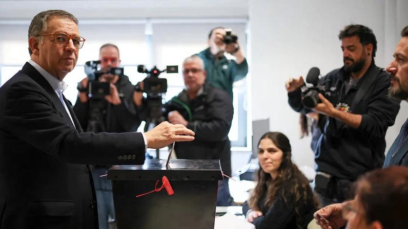 Moderate Socialist and Portuguese presidential candidate Antonio Jose Seguro casts a ballot during the presidential election, in Caldas da Rainha, Portugal, February 8, 2026. REUTERS/Pedro Nunes
