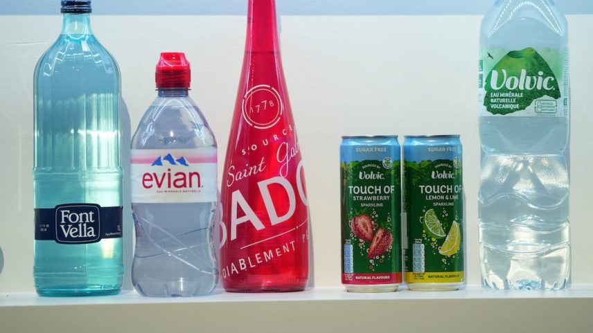 Garrafas das marcas Evian, Volvic e Font Vella: Danone tem um grupo de quatro sommeliers de água. (Foto: Nathan Laine/Bloomberg)
