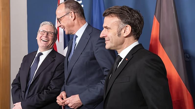 De izquierda a derecha el primer ministro británico, Keir Starmer, asiste a una reunión trilateral con el canciller alemán, Friedrich Merz, y el presidente francés, Emmanuel Macron, en la Conferencia de Seguridad de Múnich, el 13 de febrero.