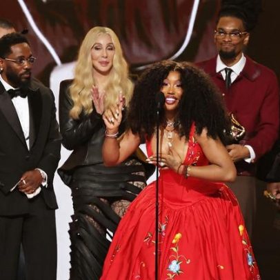 SZA defende Cher após tropeço no Grammy; comentário cita Luther Vandross
