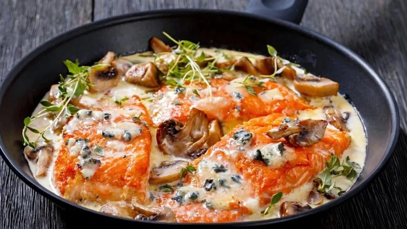 Salmão grelhado com cogumelo ao molho de queijo (Imagem: from my point of view | Shutterstock)