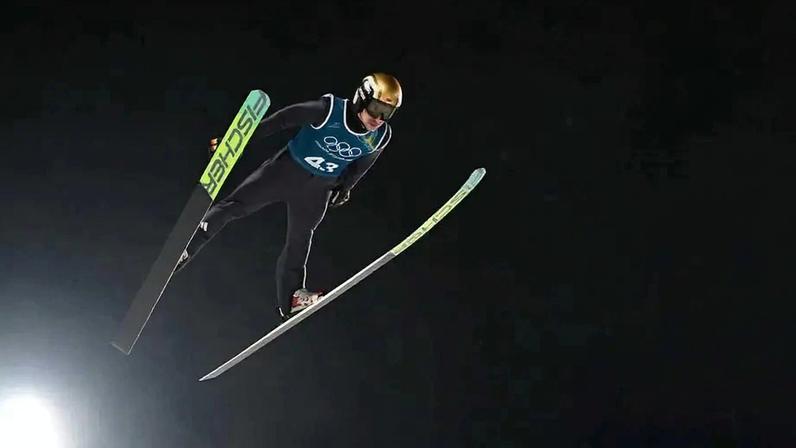 Atletas do salto de esqui poderiam obter vantagens competitivas por conta da aerodinâmica dos trajes, caso injetassem ácido hialurônico no pênis (Foto: AFP)