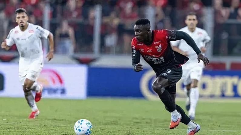 Kevin Viveros fez o gol da vitória do Athletico contra o Santos