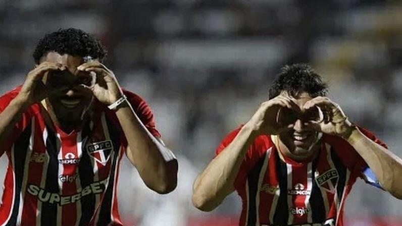 Jogadores comemoram gol do São Paulo contra Ponte Preta pela 8ª rodada do Paulistão