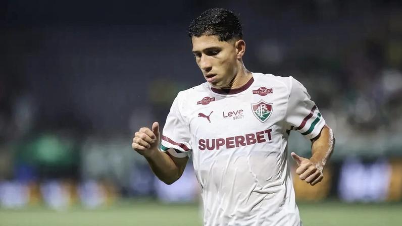 Savarino em ação no duelo entre Palmeiras e Fluminense pelo Brasileirão 2026 (FOTO: LUCAS MERÇON / FLUMINENSE F.C.)
