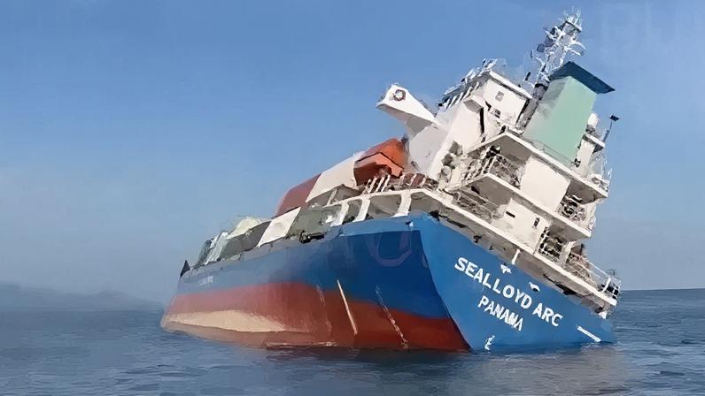 O navio Sealloyd Arc naufragou no Oceano Índico. Petróleo vazado da embarcação começa a afetar ilhas turísticas da Tailândia. Foto: Reprodução/Redes Sociais
