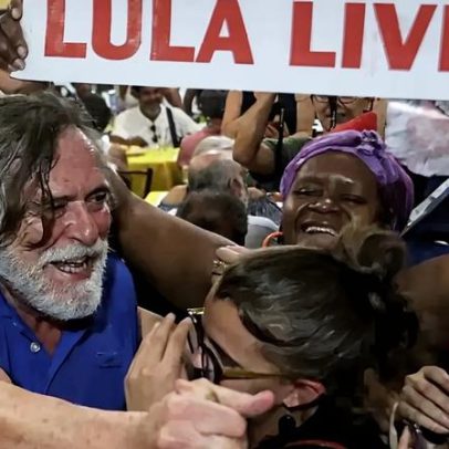 José de Abreu anuncia candidatura a deputado federal pelo PT com foto de prisão