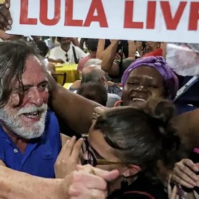 José de Abreu anuncia pré-candidatura a deputado federal pelo PT com foto de prisão