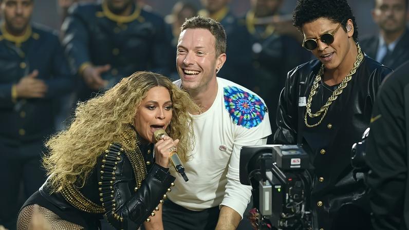 Coldplay, Beyoncé e Bruno Mars foram as atrações do Show do Intervalo do Super Bowl L (Foto: AFP / TIMOTHY A. CLARY)