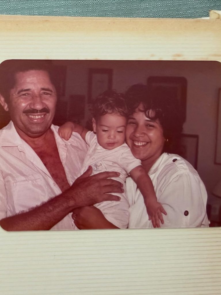 Filha de Manoel Carlos mostra fotos inéditas e atualiza saúde da mãe viúva