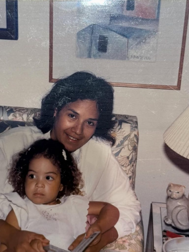 Filha de Manoel Carlos mostra fotos inéditas e atualiza saúde da mãe viúva