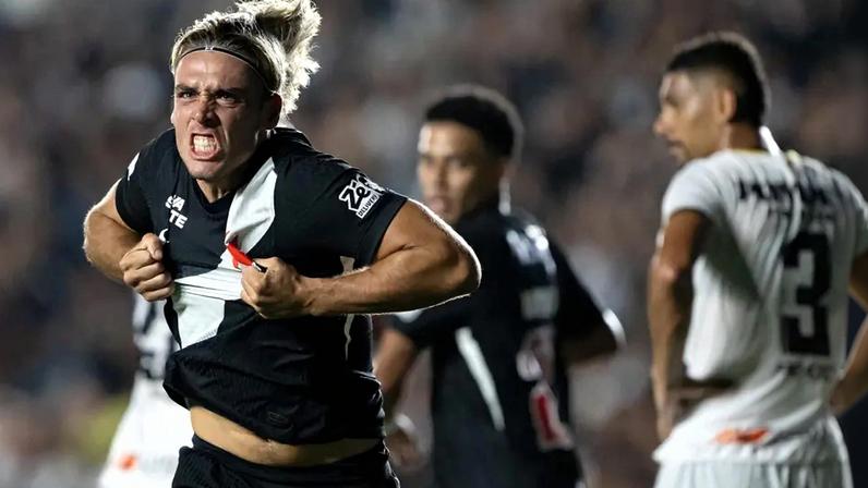 Claudio Spinelli vibra muito ao comemorar primeiro gol pelo Vasco (Foto: Jorge Rodrigues / AGIF / Gazeta Press)
